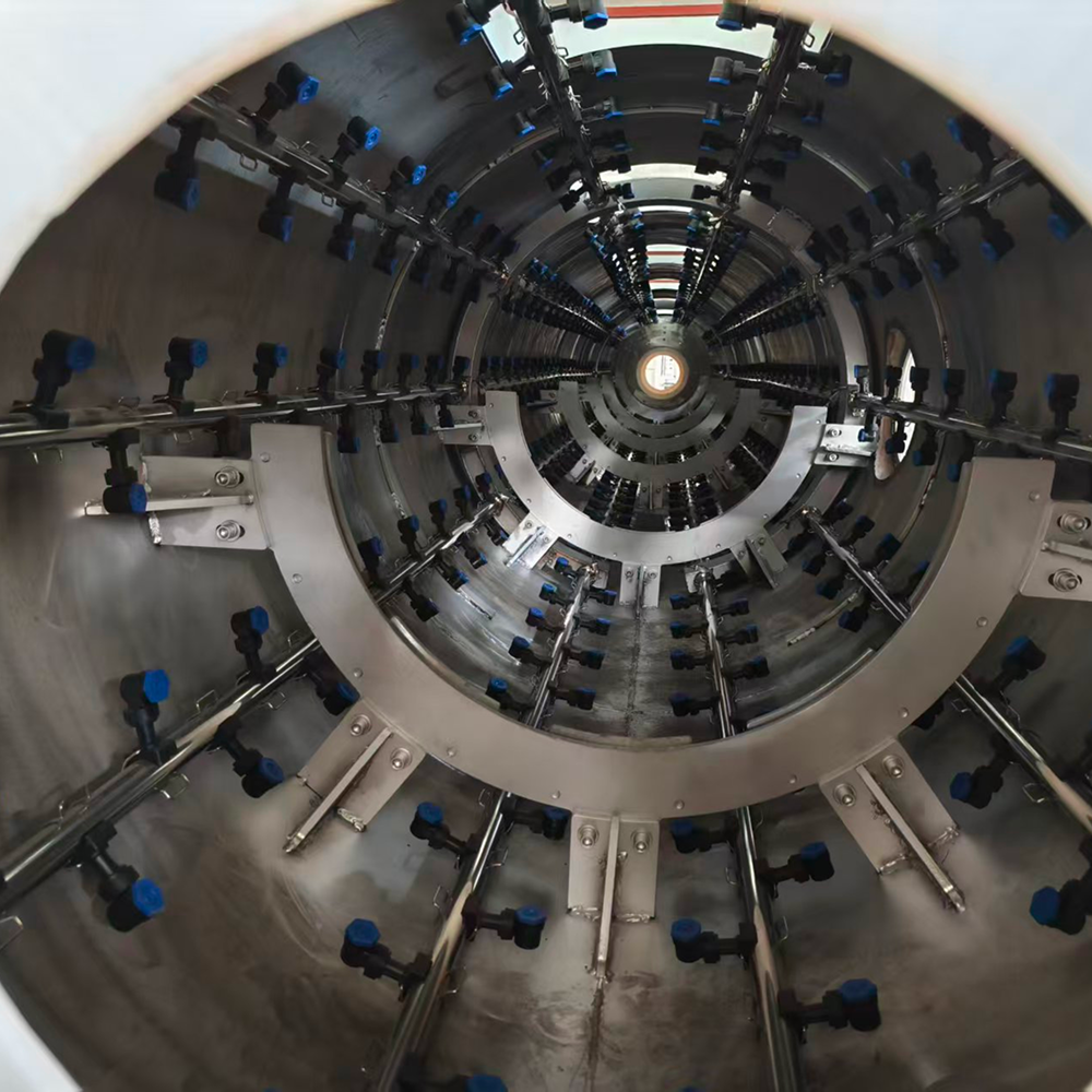 Вид изнутри на вакуумный охлаждающий бак из ПВХ-труб с распылительными форсунками высокого давления и калибровочной втулкой.