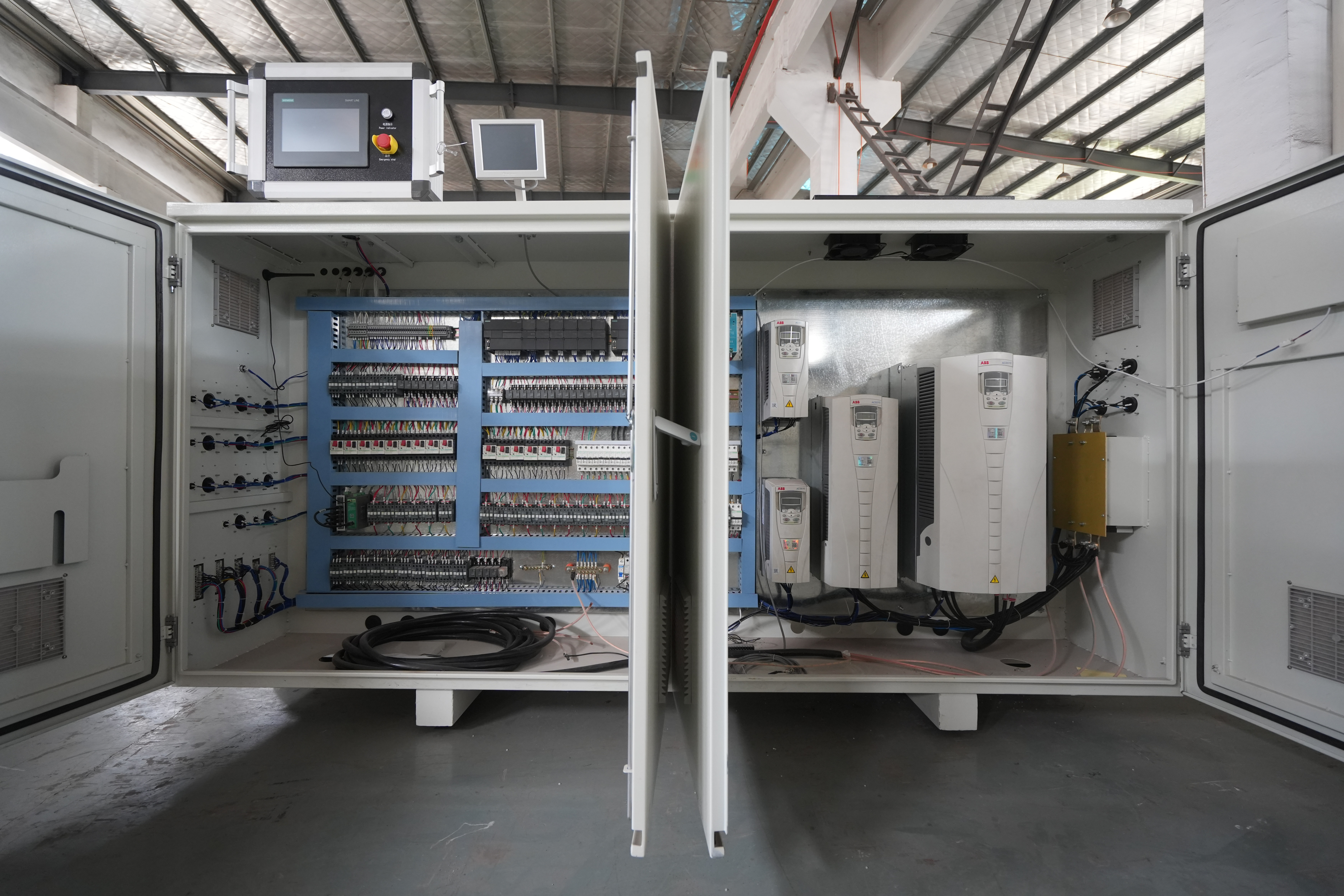 Внутренний электрический шкаф управления двухшнековым экструдером из ПВХ с преобразователем частоты ABB