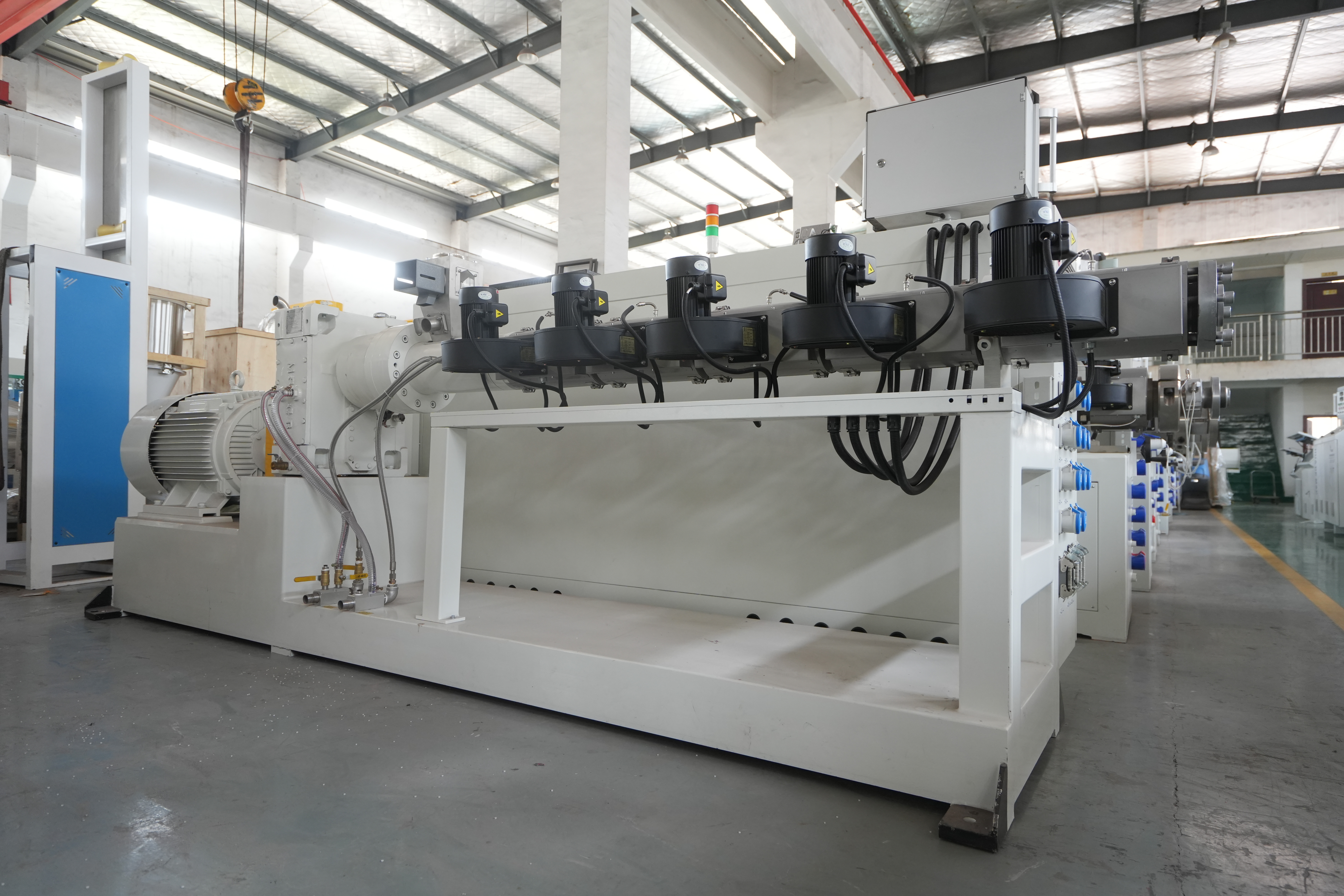 Внешний вид промышленного двухшнекового экструдера для ПВХ для высокопроизводительного производства труб